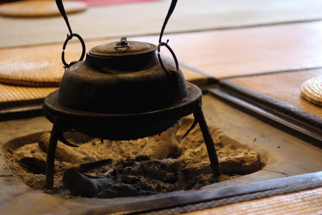 炉縁（ろぶち）の茶道具買取なら無料査定ができるSATEeee茶道具買取へ